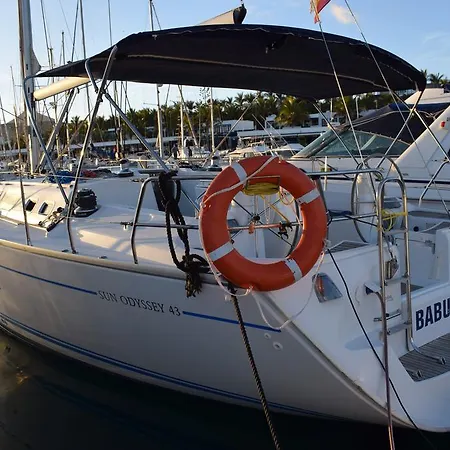 Úszó hotel Velero Babu *