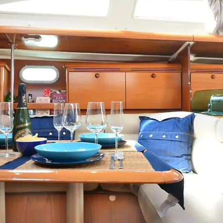 Hotel en barco Velero Babu