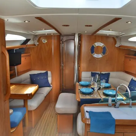 Velero Babu Hotel en barco Puerto Calero