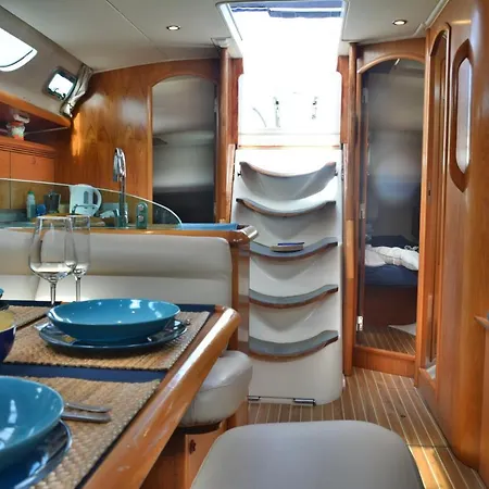 Velero Babu Hotel en barco
