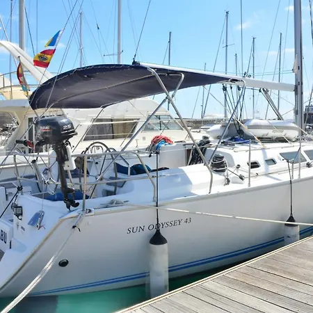 Hotel en barco Velero Babu Puerto Calero