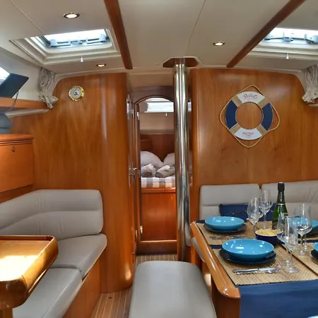 Velero Babu Hotel en barco